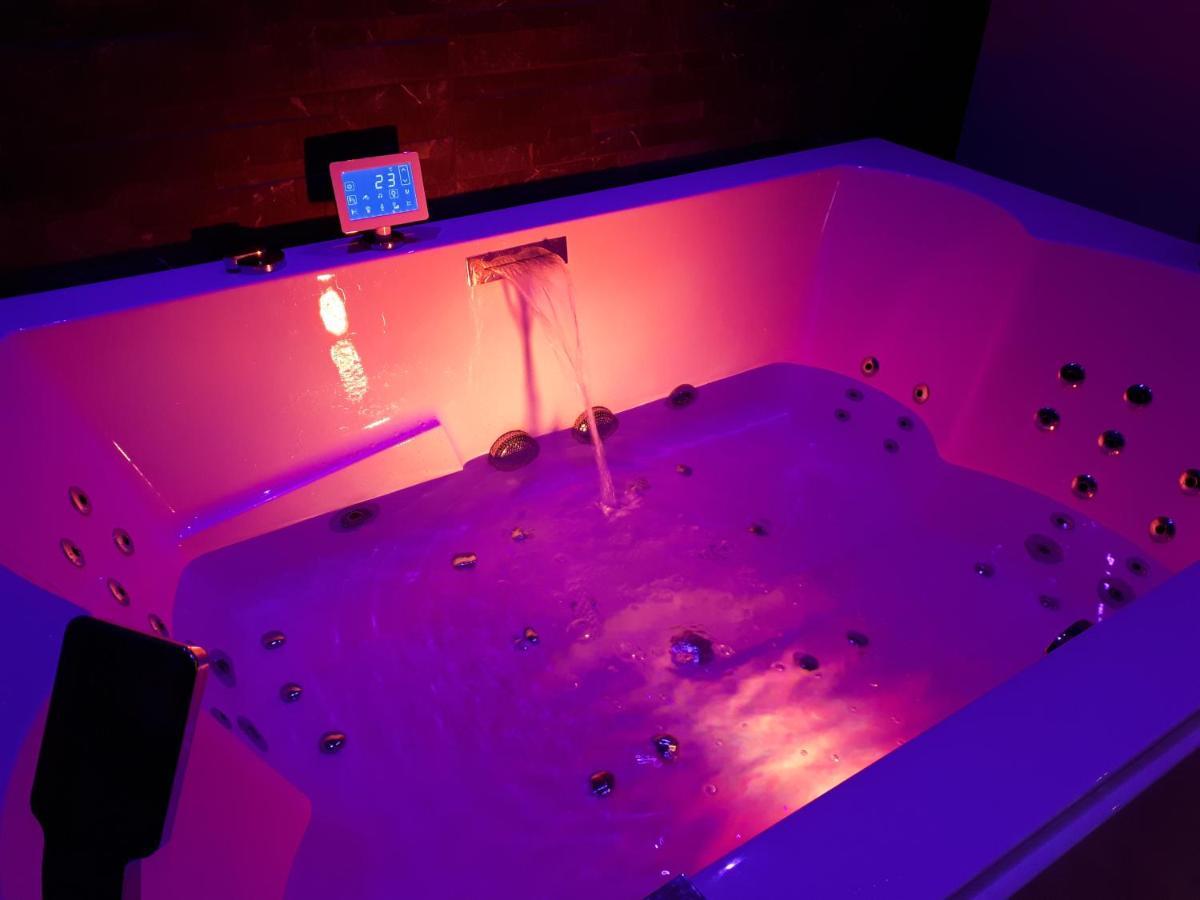 Spa Privatif Love Room, Le Hammam Et Bulles, Chez Nuits Chartraines Chartres Exterior photo
